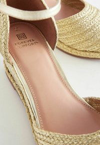 Next FOREVER COMFORT CLOSED TOE -REGULAR FIT - Kiilakorkoavokkaat - gold