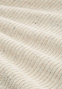 Gewebter Stoff in Off-White mit einer strukturierten, gerippten Musterung; dezente Farbtupfer durchgehend. Glatte Oberfläche mit einer weichen Erscheinung.