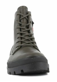Botas de tobillo verde oliva con suela de goma, cierre de cordones y parte superior de sintético suave. Presenta una marca en la lengüeta y el lateral.