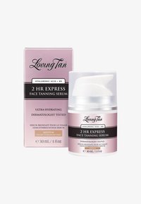 Siero abbronzante per il viso in una bottiglia trasparente con pompa e tappo bianco. Imballaggio rosa con testo nero, che presenta "2 ORE ESPRESSO" e "TESTATO DAI DERMATOLOGI."