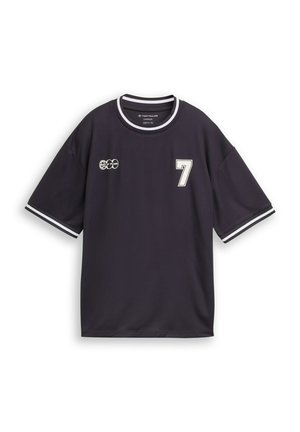 Schwarzes oversized Kurzarm-Sportshirt mit weiß gestreiftem Kragen und Ärmeln, Nummer 7 auf der rechten Brust und kleinem Grafikmotiv auf der linken Brust.