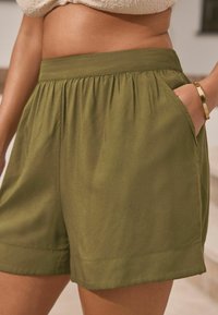 Next REGULAR FIT - Pantaloni de trening - khaki green
