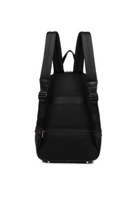 Sac à dos noir en tissu maillé texturé. Doté de bretelles rembourrées, d'une poche avant zippée et de coins inférieurs renforcés.