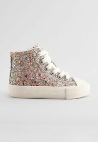 Baskets montantes pailletées avec un extérieur en paillettes multicolores, des lacets blancs, un capuchon en caoutchouc et une semelle en caoutchouc texturée.