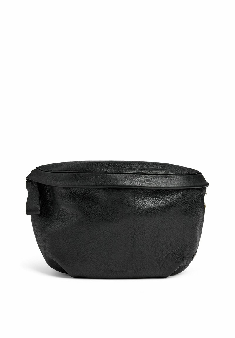 Borsa in pelle nera dalla forma arrotondata. Finitura texturizzata e parte superiore piegata. Accenti hardware discreti sui lati per un tocco di dettaglio.