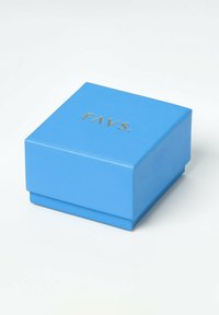 Blå presentask med guldpräglad text "FAVS." Slät yta, fyrkantig form, robust konstruktion och en minimalistisk design.