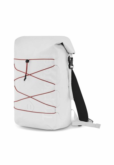 Sac à dos blanc avec une fermeture enroulable, disposant de cordons élastiques rouges à l'avant, d'une sangle noire réglable et d'une texture en tissu.