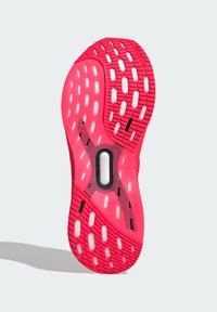 Sportliche Schuhsohle in leuchtendem Pink mit weißen Traktionspods. Auffällige transparente Abschnitte und strukturierte Muster verbessern den Grip und die Flexibilität.
