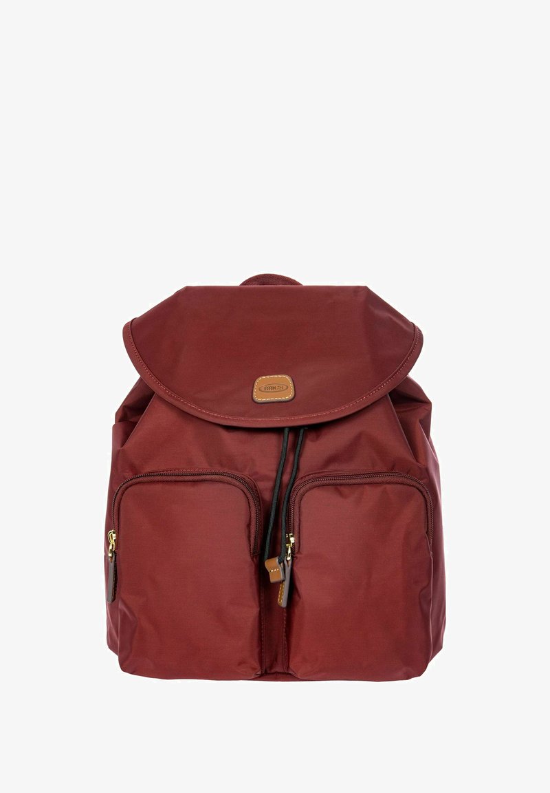 Zaino bordeaux con copertura a pattina, due tasche frontali con zip, chiusura a coulisse e un'etichetta in pelle beige sul davanti. Texture del tessuto liscia.