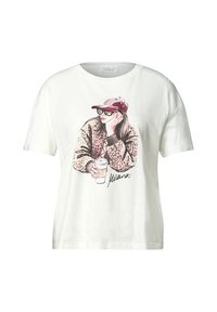 Chemise blanche à manches courtes avec un imprimé d'une femme portant des lunettes de soleil, une casquette rouge, une veste à motif léopard, tenant une tasse de café, avec le texte "Milano".