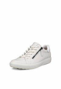 Sneakers bianchi in pelle con finitura testurizzata, dotati di zip laterale, parte anteriore con lacci e suola in gomma. Design minimalista con dettagli di accentuazione.