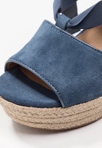 UGG Sandály na vysokém podpatku - blue-grey