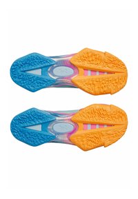 Suole di scarpe sportive multicolori con battistrada blu e arancione, caratterizzate da impugnature texturizzate e una soletta intermedia liscia e traslucida con accenti chiari.