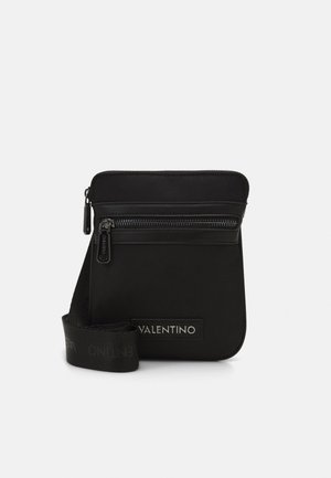 Schwarze Nylon-Umhängetasche mit einer vorderen Reißverschlusstasche, geprägtem Logo-Patch und einem gemusterten Schulterriemen mit "Valentino"-Text.