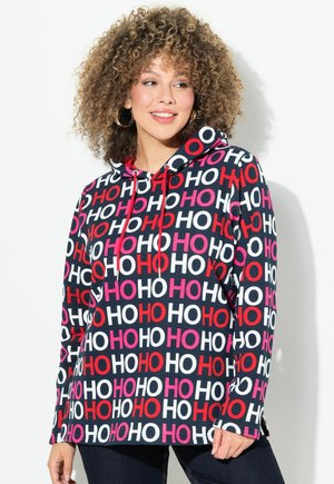 Felpa con cappuccio su sfondo nero, caratterizzata da testo ripetuto in rosso, rosa e bianco con la scritta "HO". Dettaglio con cordini e maniche lunghe.