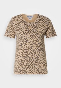 Kortermet beige t-skjorte med leopardmønster, som har rund hals og en liten gull logo på fronten.