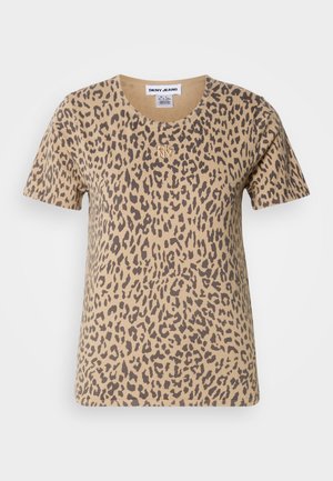 Kortermet beige t-skjorte med leopardmønster, som har rund hals og en liten gull logo på fronten.