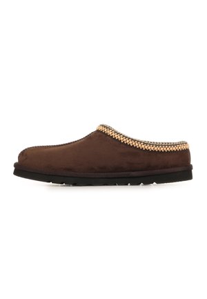 Pantofole marroni slip-on con suola nera e rifinitura beige lavorata a maglia intorno all'apertura, mostrata di profilo su sfondo bianco.