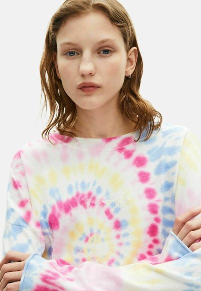 Langarm tie-dye sweatshirt in pastelkleuren, met roze, blauwe en gele cirkelpatronen, een geribbelde halslijn en geborduurd logo.