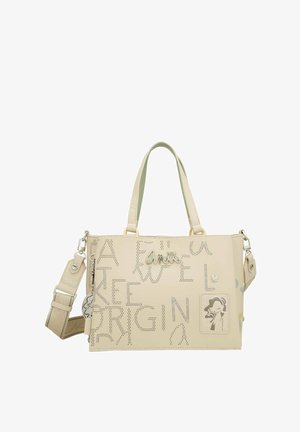 Bolso de mano de cuero beige con texto y diseño perforados. Cuenta con asas dobles, una correa desmontable y un acento decorativo en la silueta.