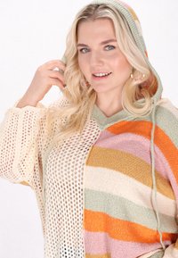Pullover lavorato a maglia con cappuccio, caratterizzato da una combinazione di strisce pastello e vivaci, una trama a tessitura aperta e un cappuccio di colore verde.