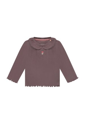 T-shirt bébé mauve à manches longues avec un col à volants, des bords festonnés et une petite fleur rose brodée sur la poitrine.