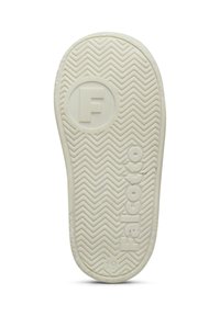 Sole di una piccola scarpa Falcotto bianca con motivo a chevron, logo circolare "F" vicino al tallone e taglia "19" segnata nell'area delle punte.