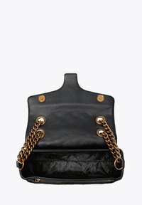 Czarna skórzana torebka z klapką na zakładkę, złotym łańcuszkiem jako paskiem oraz zapięciem na magnes. Wnętrze wyłożone podszewką z subtelnym wzorem logo.