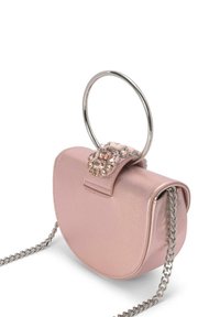 Bolso de mano en satén rosa en forma redonda con un mango metálico circular y acentos de piedras decorativas en el cierre, que cuenta con una correa de cadena plateada.