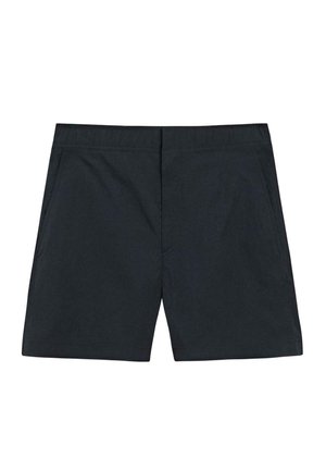 Černé krátké kalhoty na míru s bočními kapsami, plochým pasem a bez viditelných zapínání, zobrazené na bílém pozadí.