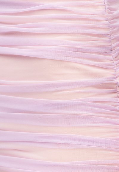 Ανοιχτό ροζ ρυτιδωτό διάφανο ύφασμα με συγκεντρωμένες κάθετες ραφές που δημιουργούν απαλά οριζόντια πτυχώσεις και υφή.
