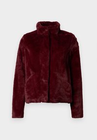 Chaqueta de piel sintética burdeos con cuello alto, cierre de cremallera y bolsillos laterales; textura suave y diseño cuadrado.