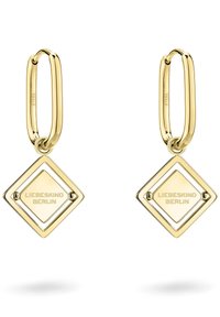 Goldfarbene Ohrringe mit einem diamantförmigen Anhänger, der den gravierten Text "LIEBESKIND BERLIN" zeigt, der an einem glatten Ringdesign hängt.