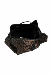 Bolsa de estampado de leopardo marrón y negro con un interior espacioso, forma redonda, cierre de cordón y forro de tela negra.