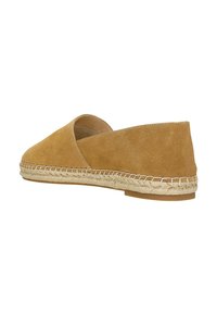 Chaussure slip-on en daim beige avec un bout arrondi, garniture en jute tressé le long de la semelle et finition intérieure lisse. Semelle plate en caoutchouc.