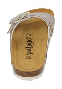 Sandal in pelle rosa chiaro con una sola fascia, fibbia argentata e fondo in sughero. Logo stampato sulla suola interna, superficie texturizzata.