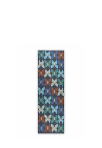 Tissu à motifs présentant des papillons colorés dans des teintes de bleu, turquoise, rouge et crème sur un fond sombre. Forme rectangulaire avec des bords nets.