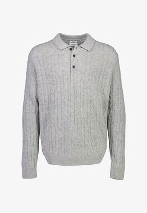 Sweter de punto gris con cuello tipo polo, que presenta un patrón de trenzas texturizadas, tres botones y puños y dobladillo acanalados.
