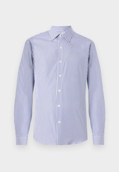 Zils un balts svītrains garām piedurknēm krekls ar pogājamu apkakli, ar priekšpusi, kas pēc tam nodrošināta ar baltām pogām un ar aprocēm, kas ir ar pogām.