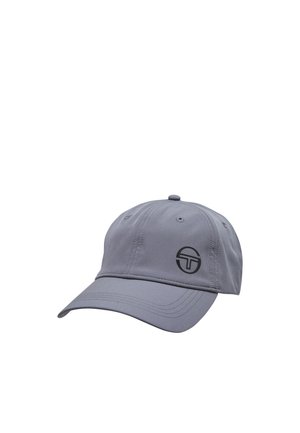 Gorra de béisbol gris con ala curvada y un logo circular negro en el panel frontal, mostrada sobre un fondo blanco.