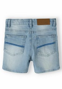Svetlomodré denim šortky s hladkou textúrou, obsahujúce dve zadné vrecká s modrými štepmi a koženú nášivku v hnedej farbe na páse.