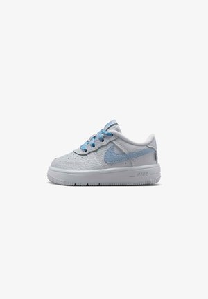 Hvid Nike sneakers i læder med lyseblå swoosh og snørebånd, lavt design og tekstureret sål på hvid baggrund.