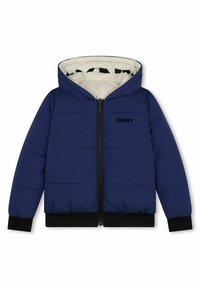 Chaqueta acolchada de color azul marino con capucha, cierre frontal y logo negro de DKNY. Cuenta con puños elásticos y un forro color crema con un patrón geométrico.