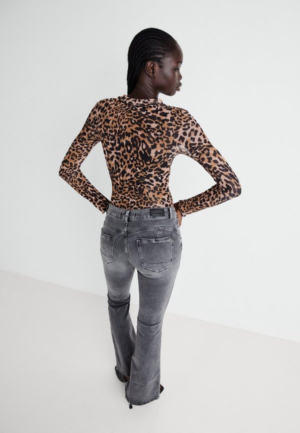 NOVI - Flared Jeans - aelin wash2