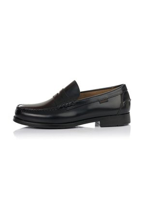 Scarpa penny loafer in pelle nera con cuciture moc toe e tacco basso, mostrata di lato su sfondo bianco.