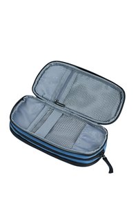 Černý a modrý zippered obal, který má šedý interiér s síťovými kapsami a zipovou přihrádkou pro organizované uložení. Hladký, odolný materiál.