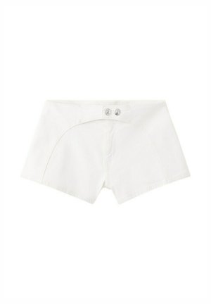 Shorts en coton blanc à taille haute, avec deux boutons-pression argentés à l'avant et des détails de coutures courbes sur les panneaux avant.