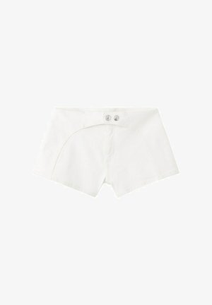 Shorts en coton blanc à taille haute, avec deux boutons-pression argentés à l'avant et des détails de coutures courbes sur les panneaux avant.
