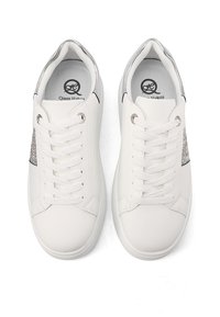 Sneakers bianchi in pelle con una superficie liscia, dettagli argentati sui lati e lacci piatti. Punta arrotondata e design minimalista.