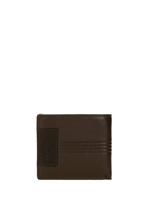 Cartera de cuero texturizado de color marrón oscuro, con bordes cosidos, bandas horizontales en relieve y un parche vertical con el logotipo.